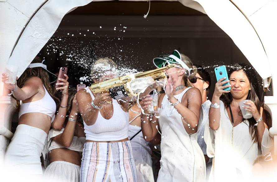 Razuzdana zabava na Hvaru: Gole grudi i potoci šampanjca