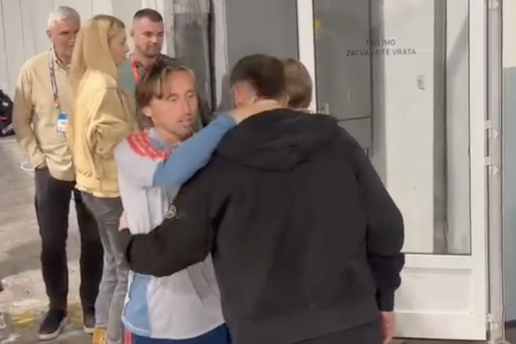 VIDEO Livaja pozdravio Luku Modri&cacute;a i do&scaron;ao u svla&ccaron;ionicu