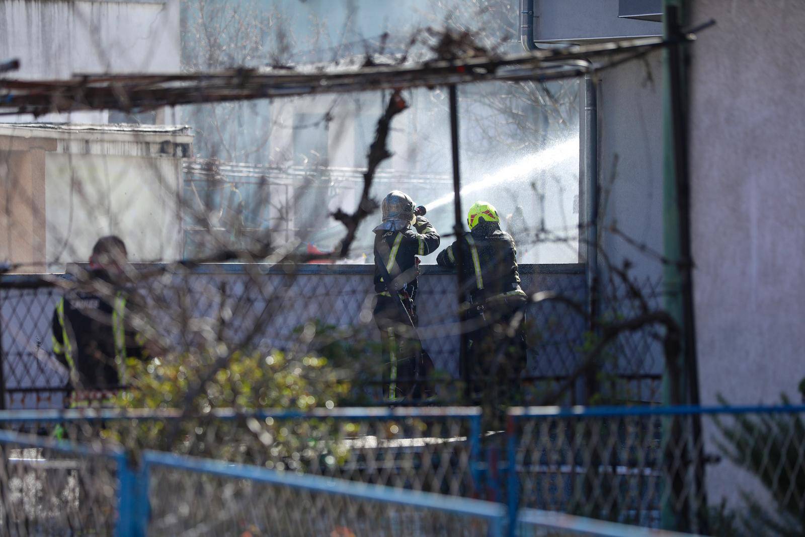 Zagreb: Vatrogasci intervenirali zbog požara koji je izbio u garaži na Ferenščici