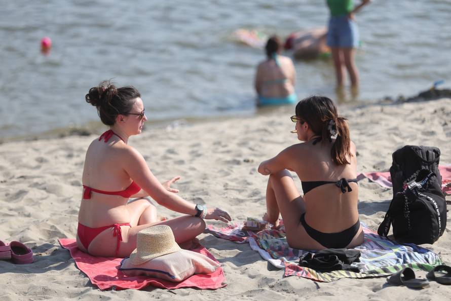 Osijek: Velika temperature je natjerala građane da potraže rashlađenje na Dravi