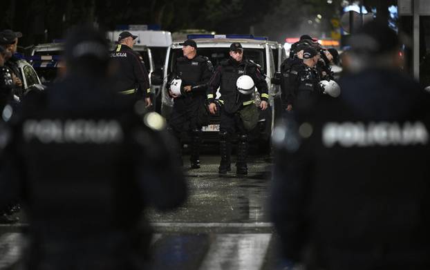 Podgorica: Policija i navijači uoči početka utamcie Crna Gora - Hrvatska 