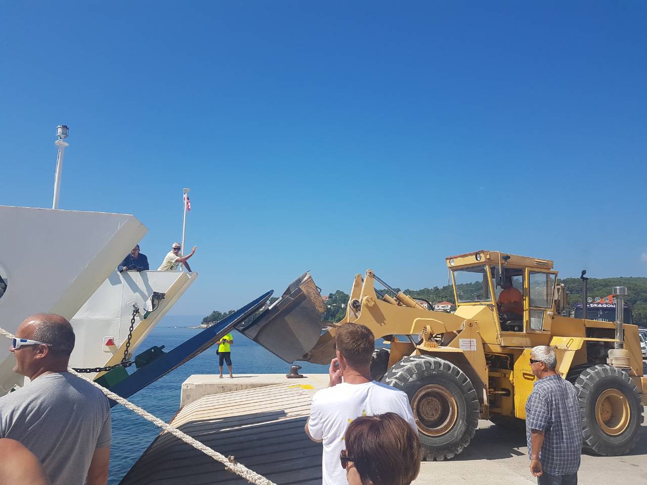 Nevjerojatne scene na Braču: Auti bili zarobljeni na trajektu