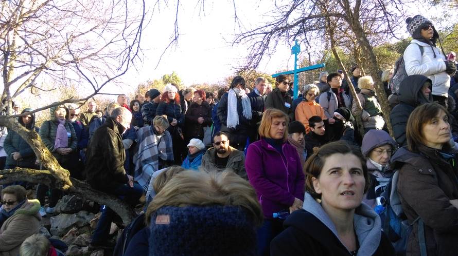 Uživo iz Međugorja:  Nekoliko stotina vjernika čeka vidjelicu