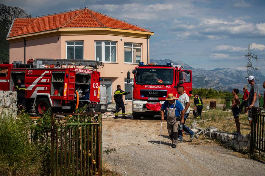Kaštela: Požar u Sućurcu