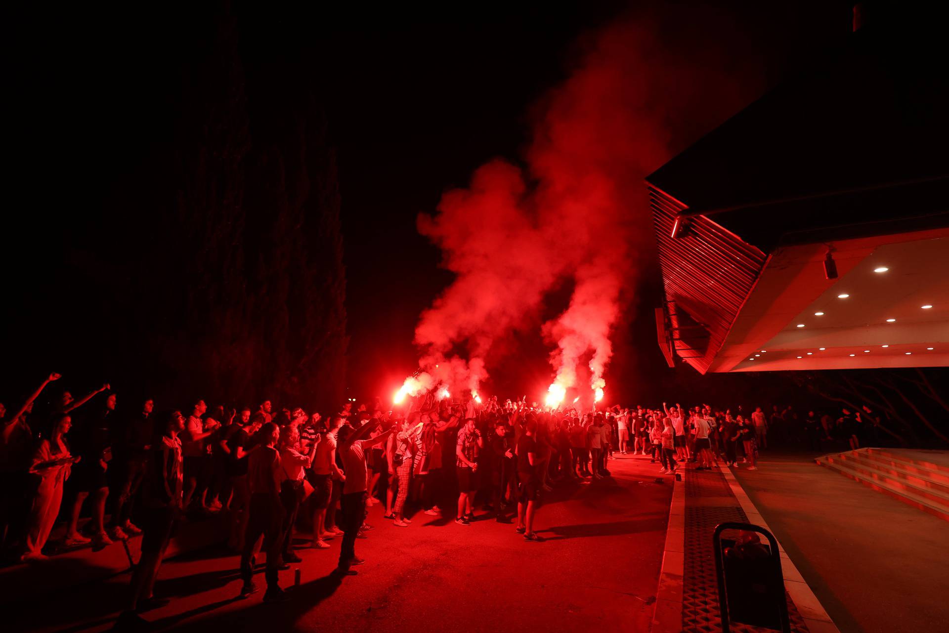 Split: Paljenjem baklji navijači pozdravili igrače Haduka nakon osvojenog nogometnog Kupa