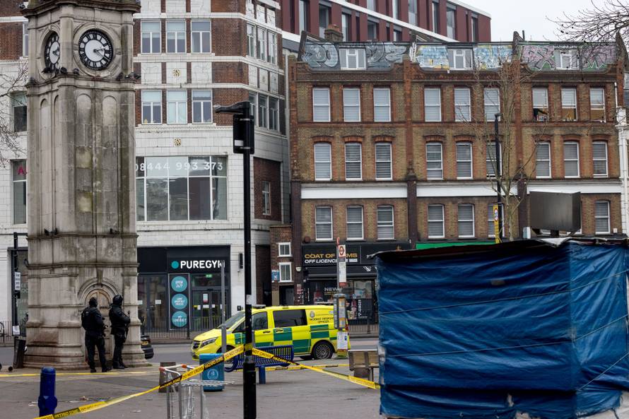 ?ovjek maše nožem s prozora u Lewishamu, policija na terenu