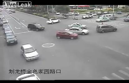 Šok u Kini: Dijete ispalo iz auta nasred ulice, majka ga spasila