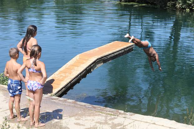 Duga Resa: Osvježenje od vrućina u rijeci Mrežnici