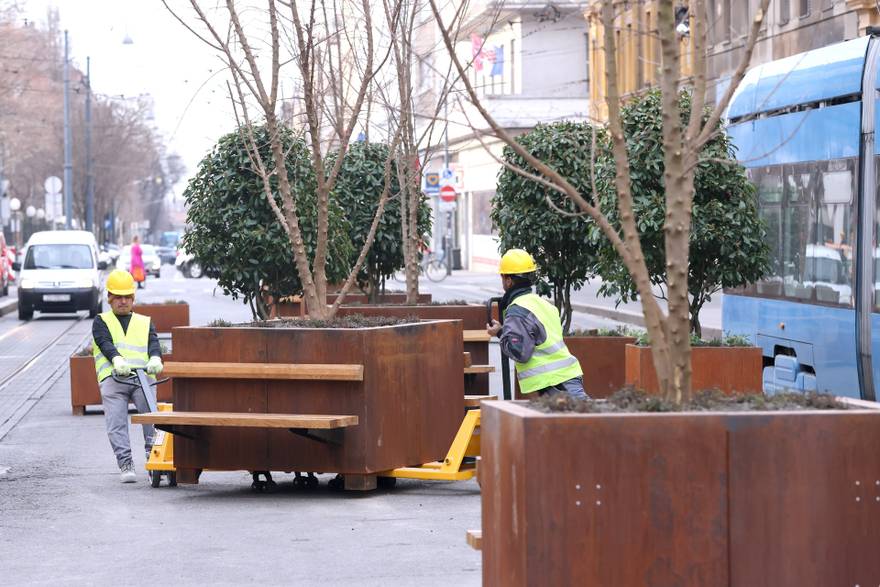 Zagreb: Radnici morali pomicati žardinjere u Draškovićevoj kako bi kamion mogao dostaviti građevinski materijal