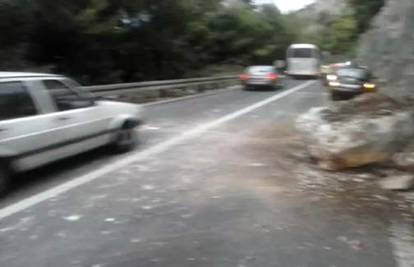 Stijene sa Srđa padale su na cestu pokraj šokiranih vozača 
