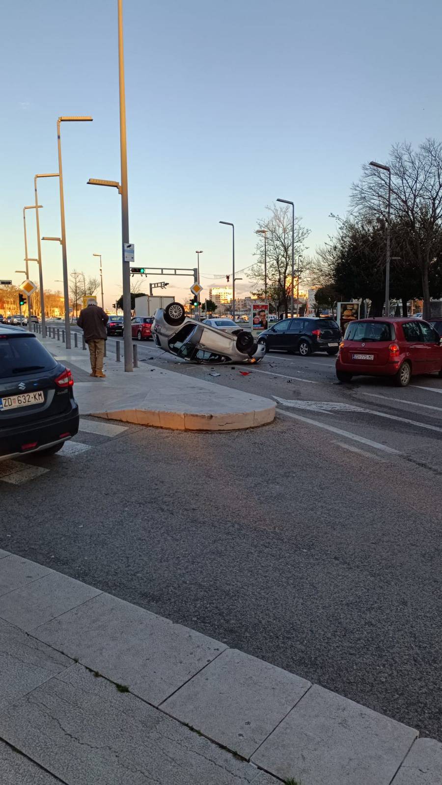 FOTO Jutarnji krš i lom u Zadru! Jedan auto završio je na krovu