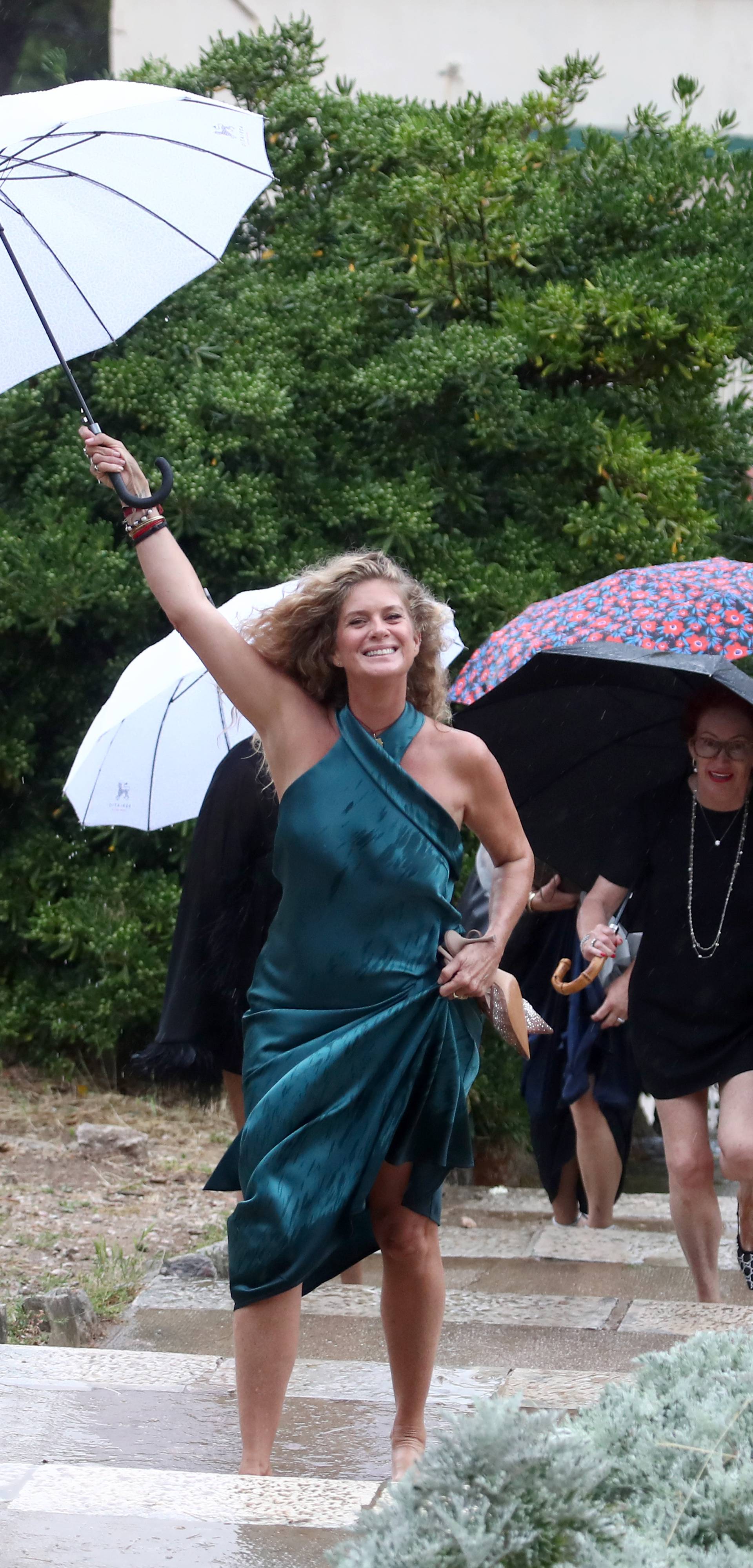 EKSKLUZIVNE FOTOGRAFIJE -  Dubrovnik: Bosa i pokisla Rachel Hunter dolazi na party nakon vjenčanja 