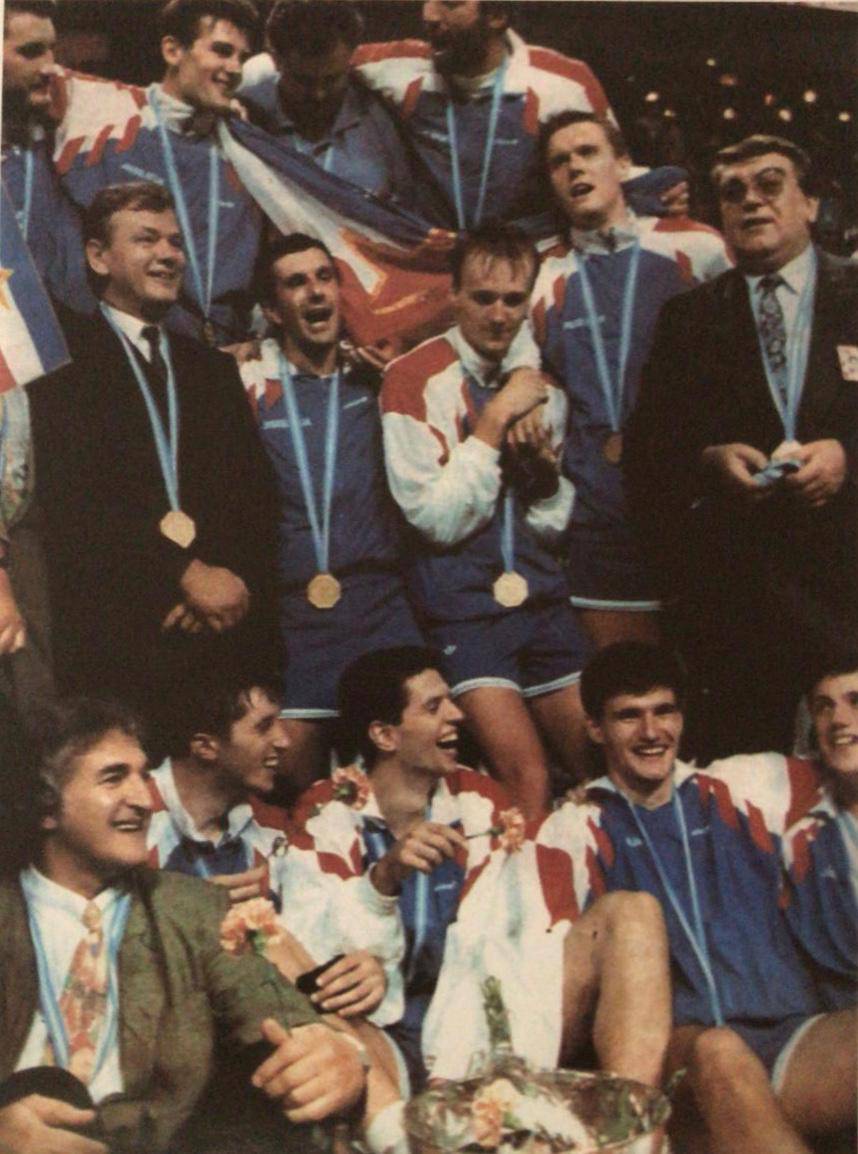 Košarkaši su osvojili svjetsko zlato, a Divac je nakon finala oteo navijaču hrvatsku zastavu