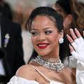 Rihanna je otkrila da je trudna na spektakularan način, a svoj modni izričaj nije zapostavila...