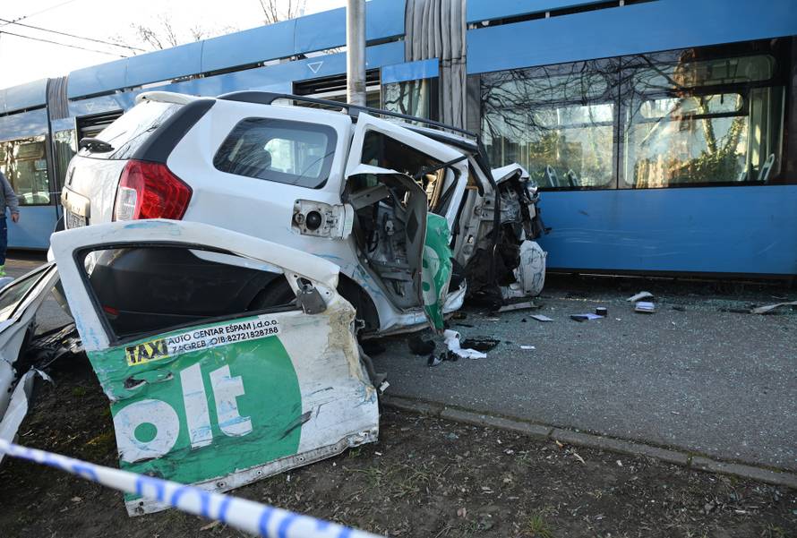 Zagreb: Vozač taksija prevezen u KBC Zagreb nakon što se kod Maksimira sudario s tramvajem