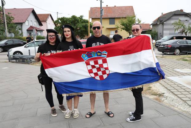 Vukovar: Mnogobrojni obožavatelji Thomsona uoči današnjeg koncerta u Vukovaru su dan iskoristili za posjetu Vodotornja
