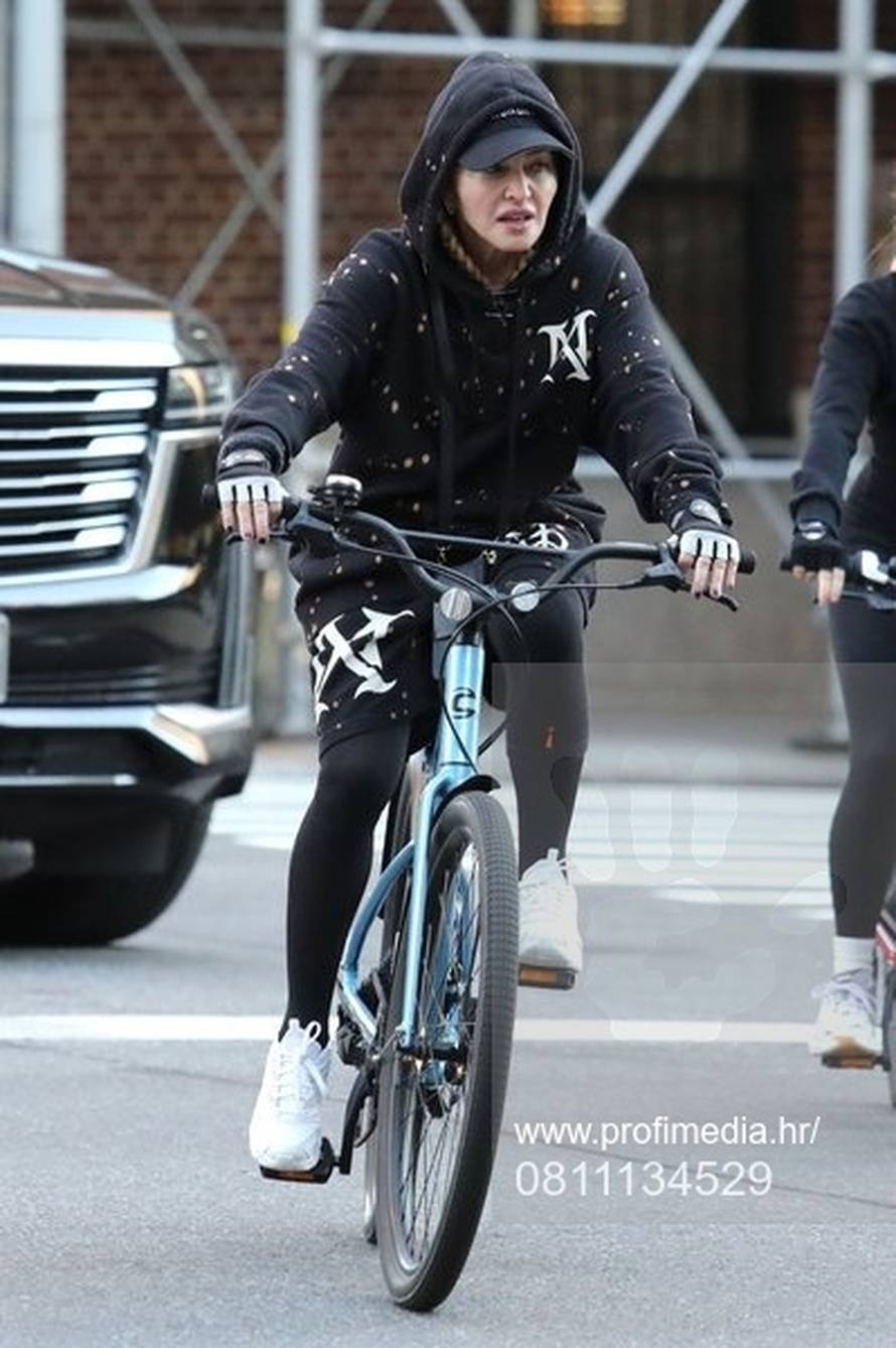 *PREMIUM-EXCLUSIVE* Months after posting about her search for a new TRAINER MADONNA SEEMS TO HAVE FOUND HER GUY!!! *WEB EMBARGO UNTIL 3:30 pm EDT on October 5, 2023**