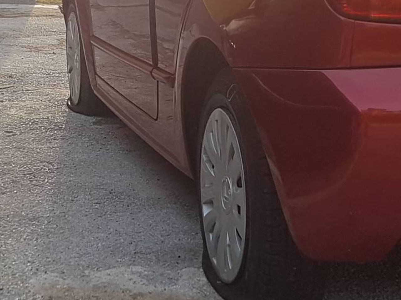 U Labinu oštetili čak 11 auta: 'Bacali su tegle, probili gume...'