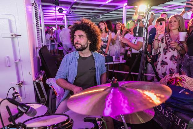 Split: Koncert u čast Oliveru Dragojeviću  na trajektu za Velu Luku