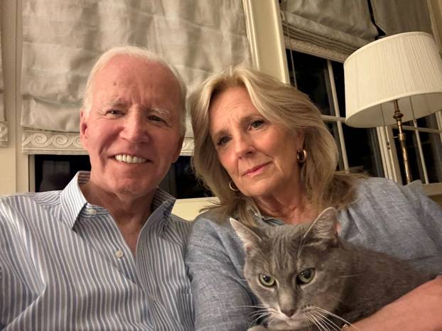 Photo Biden posted a photo with his wife: ‘Cancer strikes us all. Thanks for your support ‘