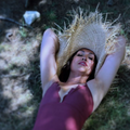 Nina Badrić uživa na ljetovanju, drži se debele hladovine i pozira: 'Pogledaj oblake draga'