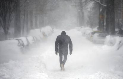 Snježna oluja paralizirala istok SAD-a: Palo i do metar snijega