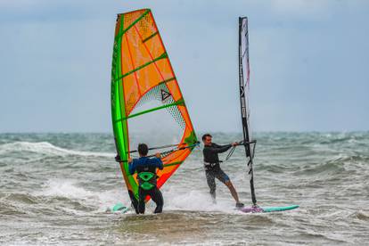 FOTO Umag pod vodom: Snažan vjetar izmamio surfere na more, šetače je 'okupao' ogroman val