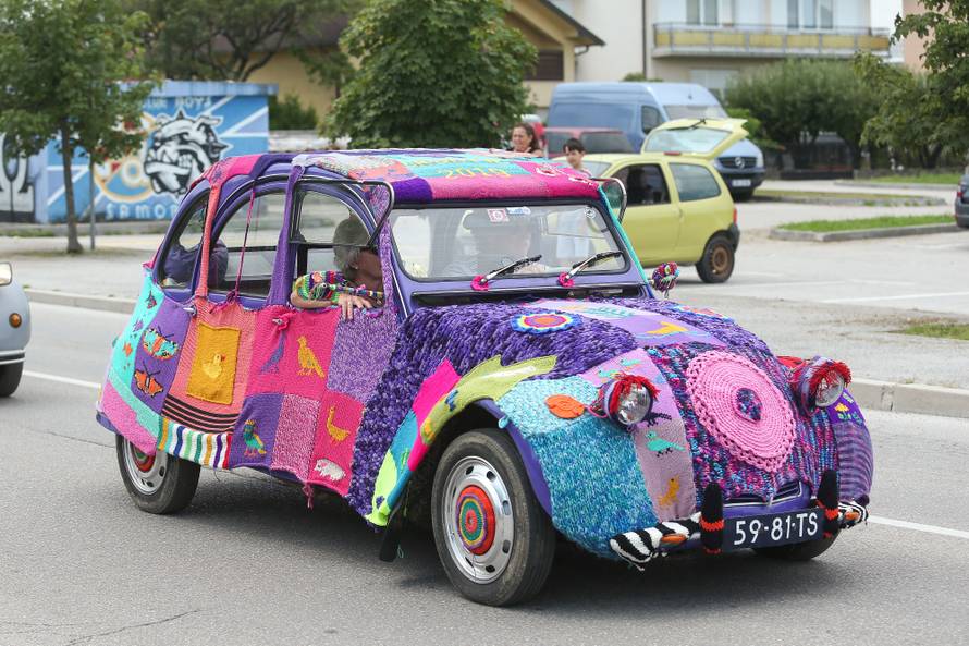 Spačeki okupirali Trg: Ma ovo je naš automobilski Woodstock