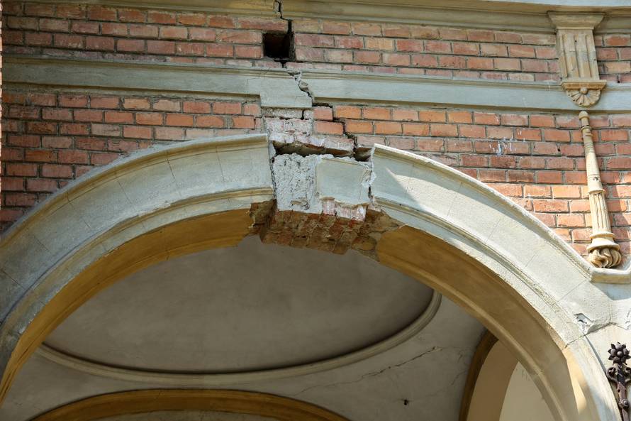 Mirogoj devastiran: U potresu oštećeno čak 6000 grobova...