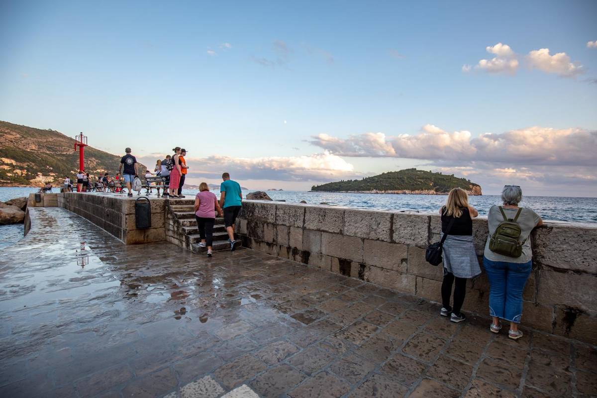 Fekalije na dubrovačkoj plaži: Porporela više nije za kupanje