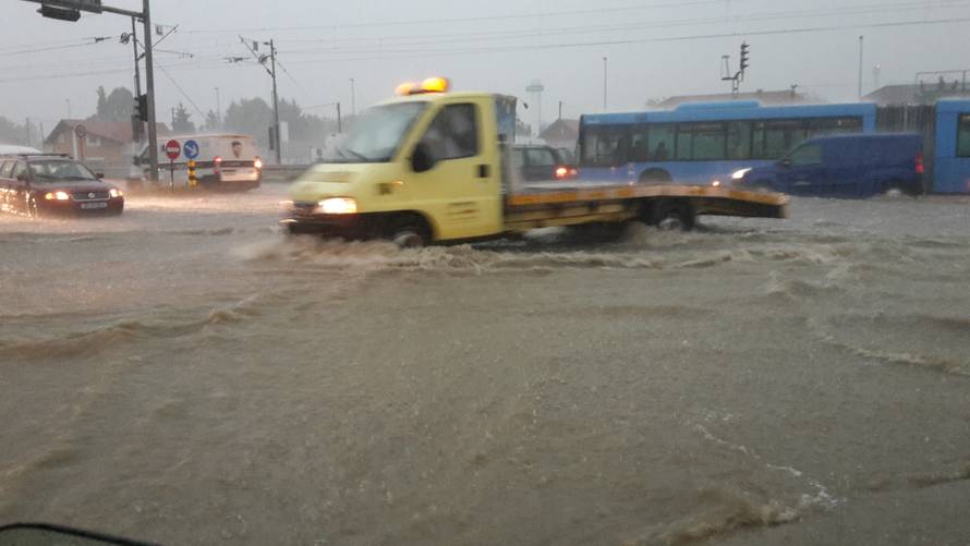 Ulice i podvožnjaci pod vodom: Zagreb pogodilo jako nevrijeme