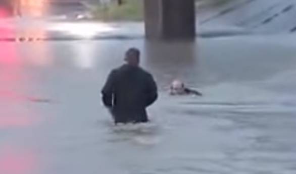 Novinar tijekom javljanja uživo iz poplave izvukao  muškarca
