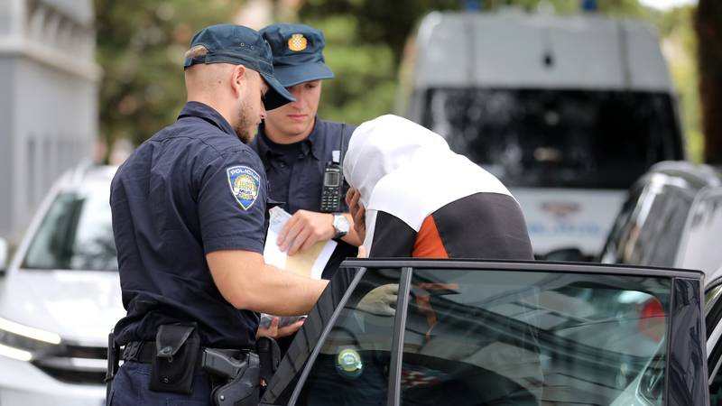 Policija locirala še tri napadalce na mladeniča v Poreču