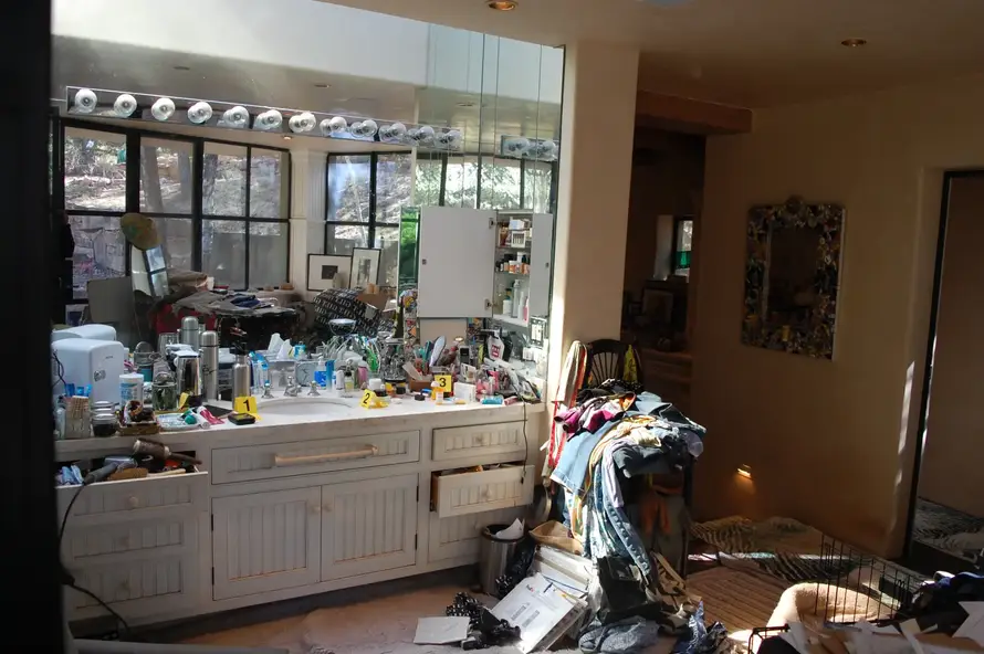 Gotovo 2 mjeseca nakon smrti pokopali su Genea Hackmana i njegovu ženu Betsy Arakawu