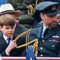 Nestašni princ Louis opet ukrao pažnju: Na paradi u Londonu zadirkivao brata i radio grimase