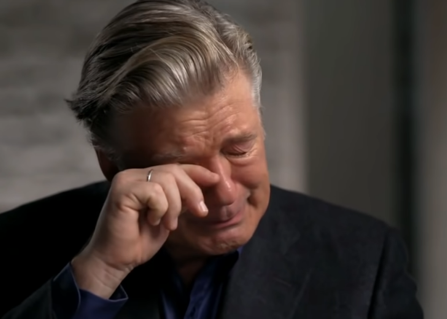 Baldwin je optužen za ubojstvo iz nehaja, a žena Hilaria hoda gradom sa znakovitom porukom