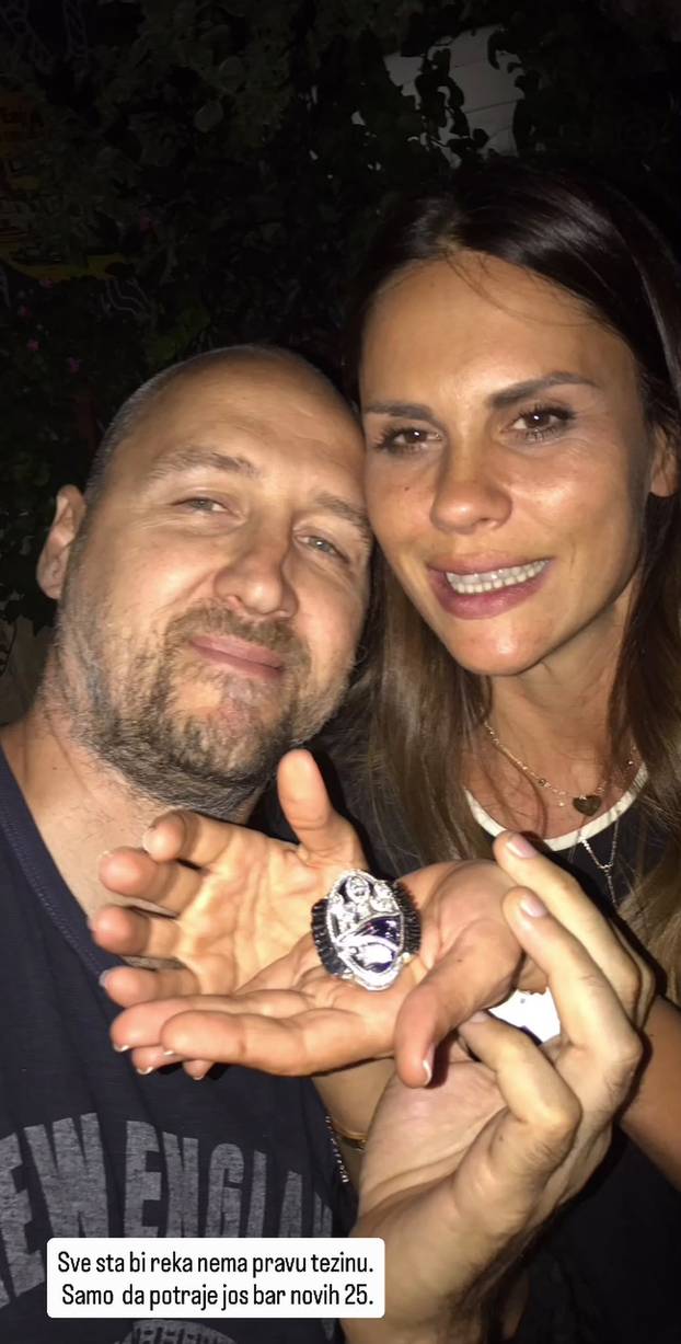 FOTO Viktorija i Dino Rađa imali srebrni pir: 'Još bar novih 25..'