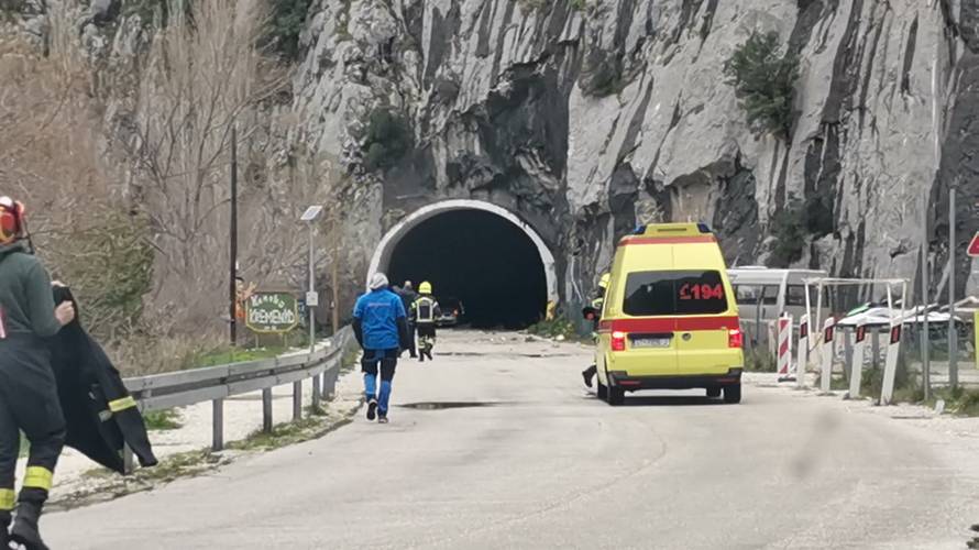 Stijena skoro ubila vozača kod Omiša, zdrobila mu bok auta: 'Bio je pri svijesti, u bolnici je'