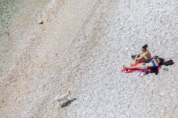 Rijeka: Građani uživaju na plaži u sunčanom danu