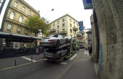 Zagrebom se provezla dizalica s devet  luksuznih Porschea