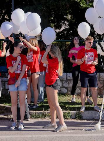 24sata Zadar: Maturanti pustili bijele balone za Luku Milovca