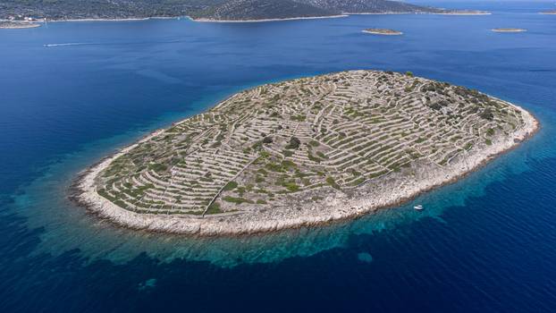 Otok Bavljenac izgleda kao divovski otisak prsta i nezaobilazna je atrakcija u šibenskom arhipelagu