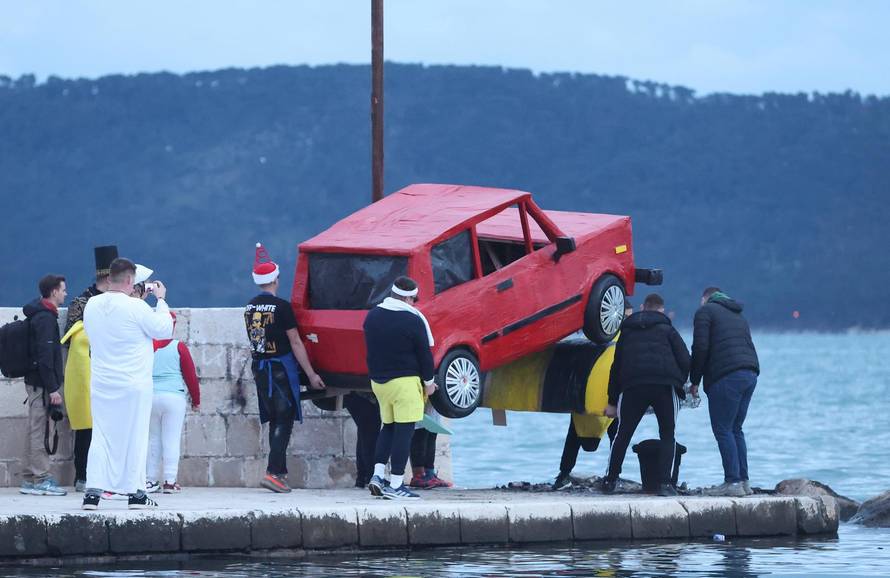 Kaštel Kambelovac: Održan Kambelovski krnjeval i zapaljen krnje “ Yugo”