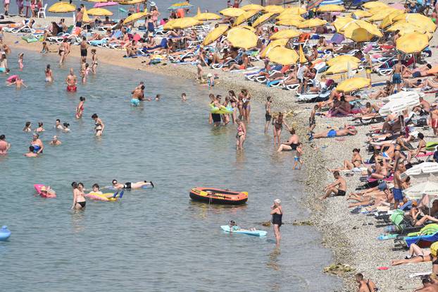 Vodice: Zbog velikih vruÄina domaÄi i strani tursiti potrazili osvjeÅ¾enje u moru