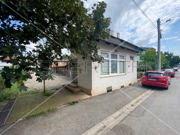 FOTO Neobičnu kućicu prodaju u Zagrebu! Ima samo 30 m2. Je li cijena realna? Zavirite u nju...