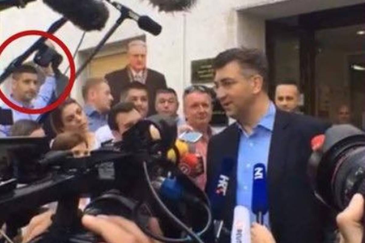 HDZ-ovac torbicom sakrio Tita dok je Plenković davao izjavu