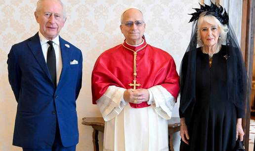 Britanski kralj i kraljica stigli su u posjet Vatikanu: Pogledajte fotke susreta s Papom Lavom...