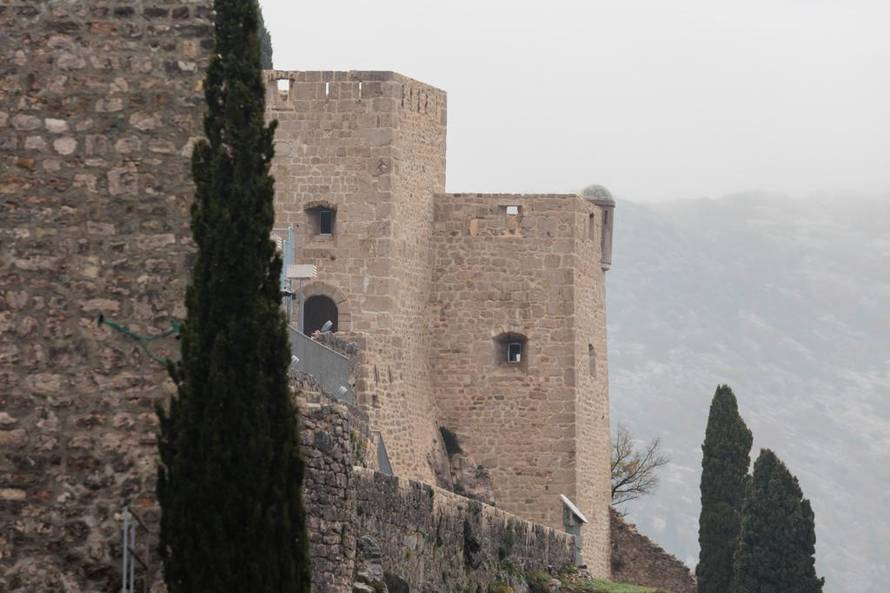 Kontroverzni prozori ekspresno nestali s tvrđave Klis: 'Vidio sam objave, uklonili smo ih sve'