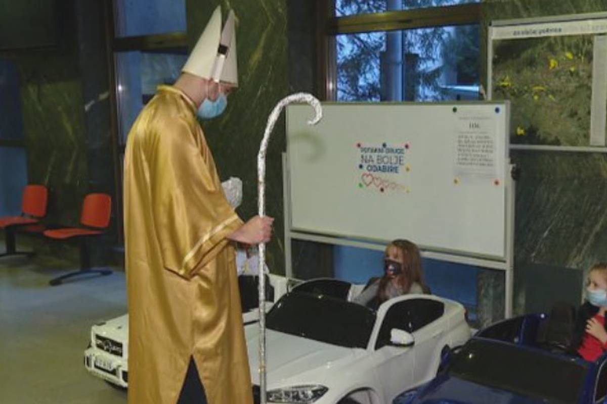 Sveti Nikola razveselio malene pacijente poklonima i pjesmom: Na preglede mogu ići autićima!