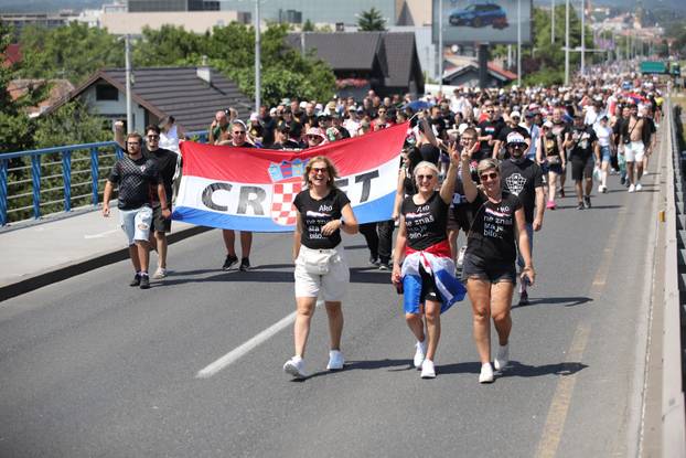 Zagreb: Tisuće fanova Thompsona prolazi Mostom mladosti koji je zatvoren za promet